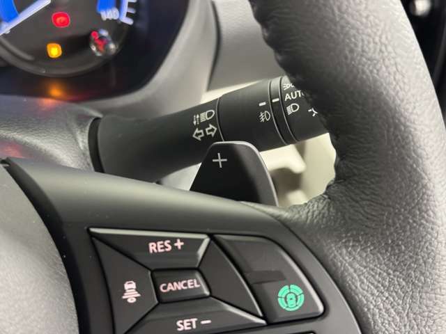 【パドルシフト】AT車のハンドル上で変速を行えるシステムです。ステアリングスイッチ裏側のレバーでシフトを切り替えられます。もちろんAT免許で運転可能です。