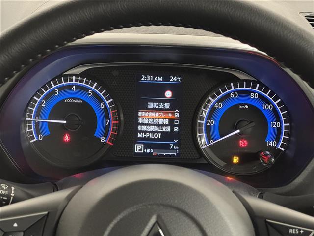 【メーターまわり】ドライバーから見やすい位置にあって安全運転に寄与します。マルチインフォメーションディスプレイでは、クルマに関する情報の確認はもちろん、各種安全機能・装備のON/OFFも設定可能。