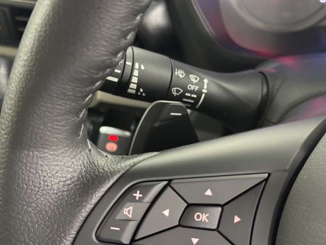 【パドルシフト】AT車のハンドル上で変速を行えるシステムです。ステアリングスイッチ裏側のレバーでシフトを切り替えられます。もちろんAT免許で運転可能です。