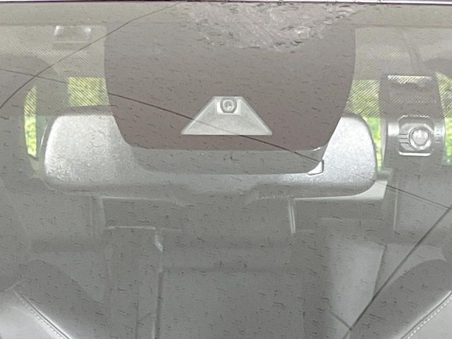【トヨタセーフティセンス】走行中に前方の車両等を認識し、衝突しそうな時は警報とブレーキで衝突回避と被害軽減をアシスト。より安全にドライブをお楽しみいただけます。