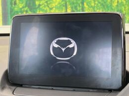 【8インチマツダコネクト】車内の雰囲気にマッチした大型のディスプレイ。スマホ接続でのナビ使用やBluetooth再生等、様々な機能が楽しめます。直感的なダイヤル操作が可能で、使い勝手も良好です。