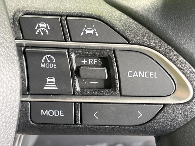 【レーダークルーズコントロール】高速道路での長距離走行が楽に！！自動で速度を保つクルーズコントロールが、衝突軽減システムと連携し、前方の車両を感知して車間を保つように速度調節してくれます！！