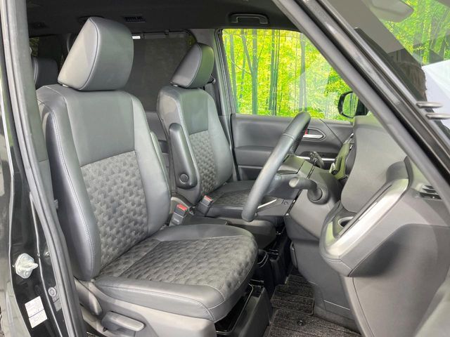 運転席まわりには十分なスペースがあり、大柄な方でもゆったり運転していただける環境です。