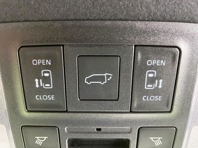 【両側パワースライドドア】スマートキーや運転席のスイッチで後席両側スライドドアの開閉が可能♪電動だから力を入れてドアを開ける必要が無く、小さなお子様でも簡単に開け閉めでき快適です♪