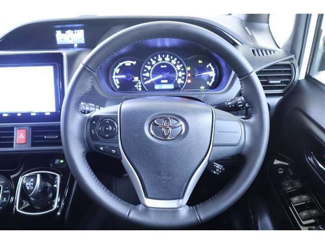 運転席から見たインパネ周りです。シートからはメーターはもちろん、広く周りを見渡せるフロントウィンド＆インパネはリラックスして運転に集中することが出来ます！