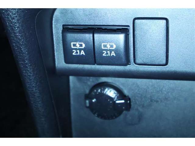 携帯の充電などに便利なUSBポートを装備！車内にあると便利なアイテムのひとつですね
