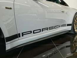 S/Tの純正パーツをあしらい、コニャックのフルレザーオーダーインテリアでオプション豊富なGT3ツーリングです。限られた期間でしかオーダーできなかったコニャックとブラックのバイカラーフルレザーインテリアです。