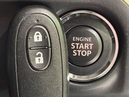 【キーレススタートシステム】カバンやポケットに入れたままでもドアの施錠・解錠が可能なスマートキーを装備。エンジンのオン・オフ時もカギを取り出す必要が無いからとっても便利です♪