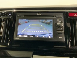 リバースギアに入れるだけで後方の表示へ切り替わります。夜間や雨の日の駐車も楽になりますよ。