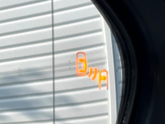 【ブラインドスポットモニター】走行中、ドアミラーの死角になりやすい箇所に後続車が接近するとサイドミラーのレンズに警告を表示！ドライバーに注意喚起をしてくれます。