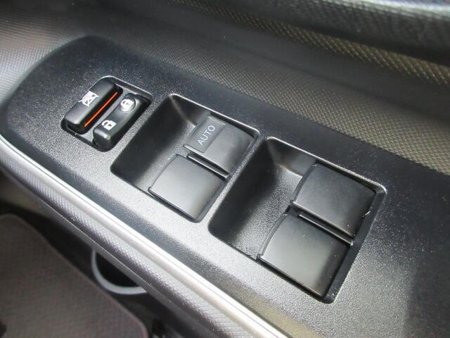 パワーウィンドウは運転席のスイッチのみオート機能も装備されております。ウィンドウロックも装備されてい