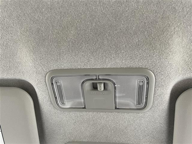 【　後席エアコン　】後席にもエアコンがついておりますので、車内全体を快適な温度に調節いただけます♪