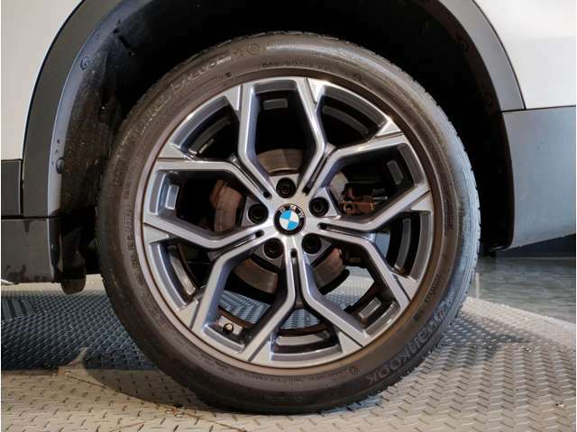 【BMWアロイホイル】軽量かつ強度に拘ったアロイホイル。走行性能ポテンシャルを引き出す設計。車の足元を引き締めてくれる大きなポイントはアロイホイルです。