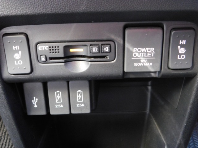 運転席と助手席には寒い季節に嬉しいシートヒーター付です。携帯電話やスマホの充電に便利な急速充電用USB、音楽データ用USBポートが備わっております。