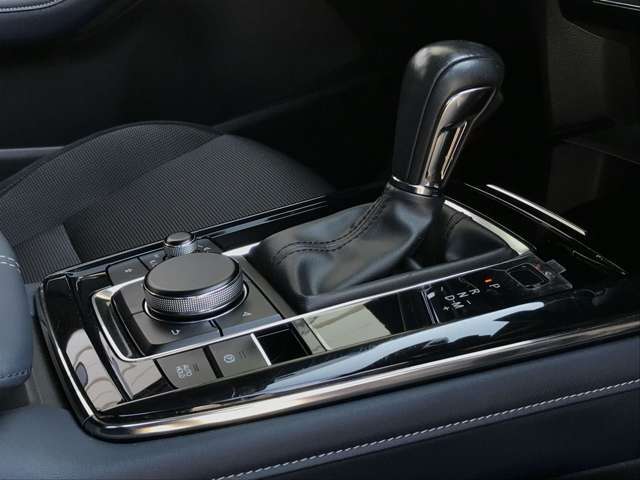 【オートブレーキホールド】停車中にブレーキペダルから足を放しても、ブレーキを自動的に制御して、車両の停車状態を保持する機能です。信号待ちなどの停車時に運転者の負担を軽減します。