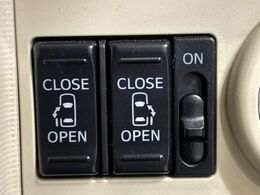 【両側パワースライドドア】スマートキーや運転席のスイッチで後席両側スライドドアの開閉が可能♪電動だから力を入れてドアを開ける必要が無く、小さなお子様でも簡単に開け閉めでき快適です♪