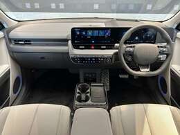 IONIQ5のインテリアは、多様なエコフレンドリー素材を活用しました。植物性オイルの幅広い使用やリサイクルPETボトルから創られた繊維の採用など、地球に優しい素材で完成されたインテリア