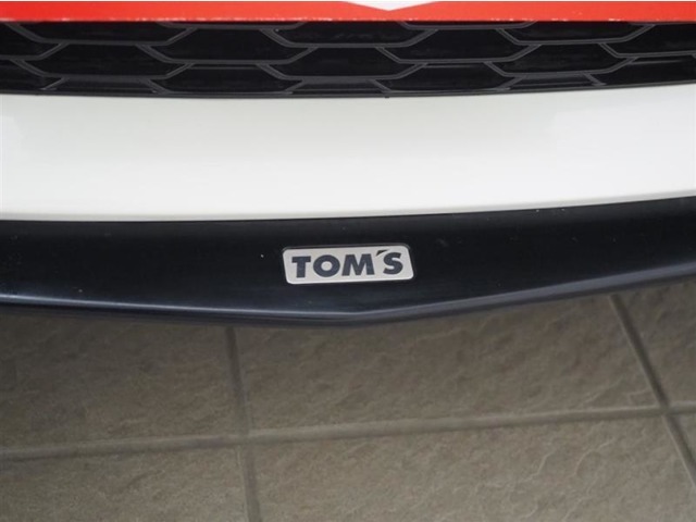 TOM’S製のフルエアロキットが付いております。