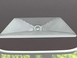 【ホンダセンシング】走行中に前方の車両等を認識し、衝突しそうな時は警報とブレーキで衝突回避と被害軽減をアシスト。より安全にドライブをお楽しみいただけます。