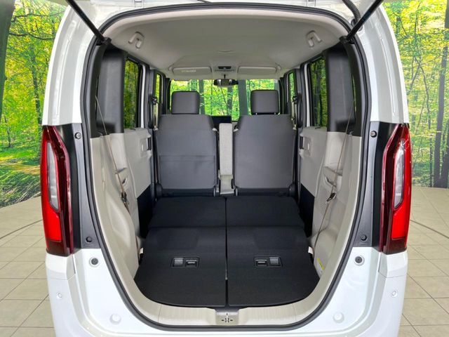 普段のお買い物や通勤、送迎等に十分な荷室スペースを確保しております。セカンドシートを倒すと、大きな荷物の積載も可能です♪