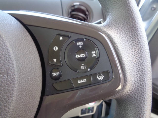ホンダセンシングの操作が運転席お手元のスイッチで可能です。