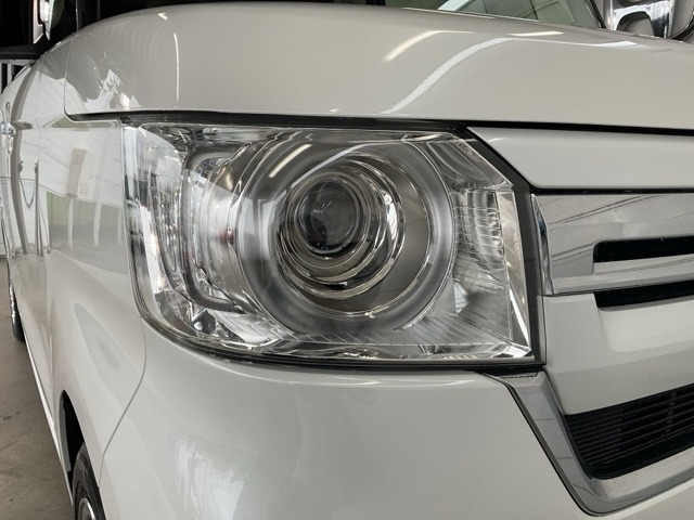 明るくて長寿命のLEDヘッドライト採用