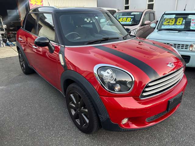 右前からの写真です。全体的に傷もほとんどなく、塗装劣化なども少ない程度良好な車両となります。是非1度ご覧ください。