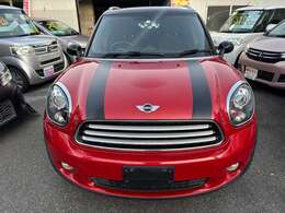 車両正面から写真です。全体的に傷もほとんどなく、塗装劣化なども少ない程度良好な車両となります。是非1度ご覧ください。