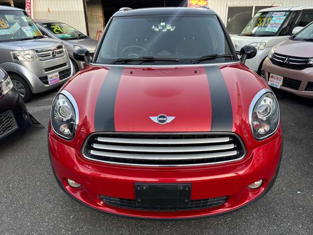 車両正面から写真です。全体的に傷もほとんどなく、塗装劣化なども少ない程度良好な車両となります。是非1度ご覧ください。