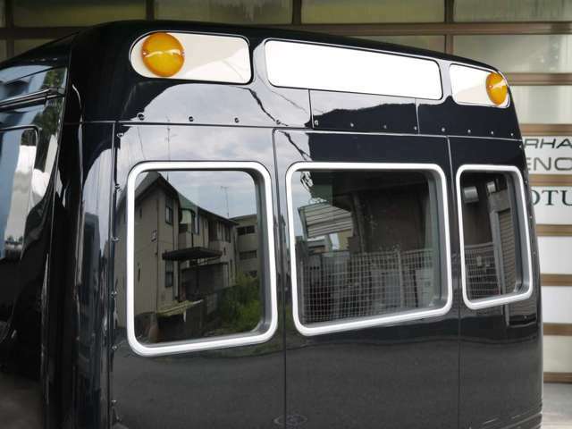 後方窓は3面でバス・トラックデザインならではの面白さが詰まった1台です。