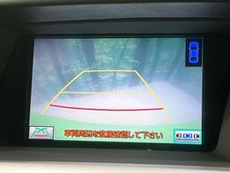 【バックカメラ】駐車時に後方がリアルタイム映像で確認できます。大型商業施設や立体駐車場での駐車時や、夜間のバック時に大活躍！運転スキルに関わらず、今や必須となった装備のひとつです！
