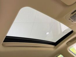 【サンルーフ】開放感たっぷりの希少装備、サンルーフが装着されています！車内に明かりを取り入れたり景色を楽しむ以外にも、車内の空気も簡単に換気できて快適です！