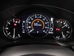 ”ドライバーを中心に一つ一つ丹念に磨き、力強さと上質さが融合した上質なデザインを採用しました！シンプルながらも落ち着いたメーターパネルは大人な雰囲気を演出します。”