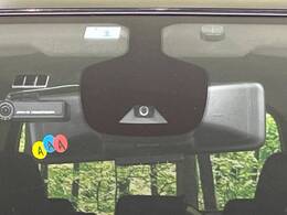 【エマージェンシーブレーキ】走行中に前方の車両等を認識し、衝突しそうな時は警報とブレーキで衝突回避と被害軽減をアシスト。より安全にドライブをお楽しみいただけます。