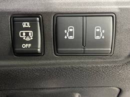 【ハンズフリー機能付き両側パワースライドドア】スライドドアの下に足先を入れてすぐ引くと、自動的にスライドドアが開閉します！荷物で両手がふさがった状態でも、ドアの開閉ができてとっても便利！