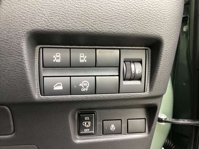 【両側電動スライドドア】車の向きを気にしなくていいので、後席への乗り降りが楽になります