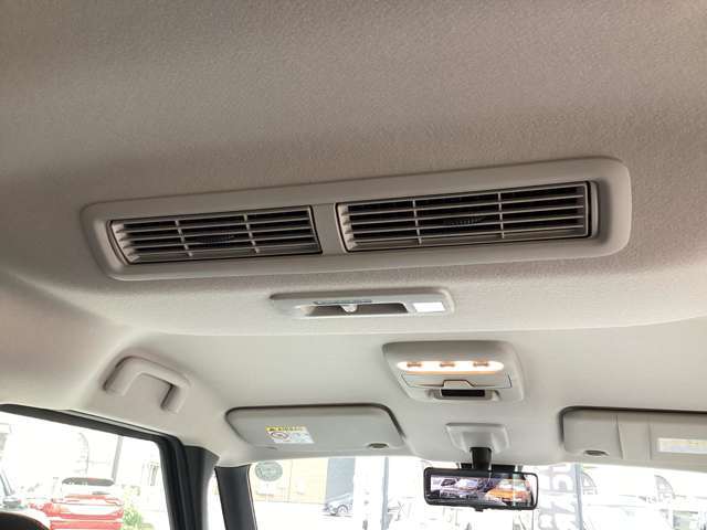 プラズマクラスター搭載リヤサーキュレーター。エアコンの冷暖房を効率よく車内に行き渡らせます
