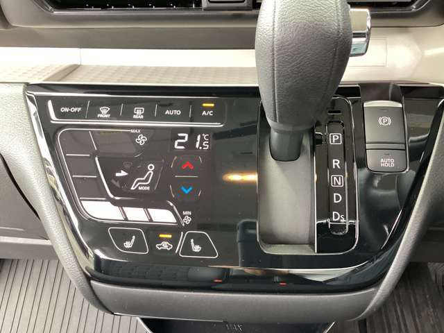 【シートヒーター】寒い季節の味方！エアコンより素早く暖まるので、出発してすぐ車内の寒さを和らげます