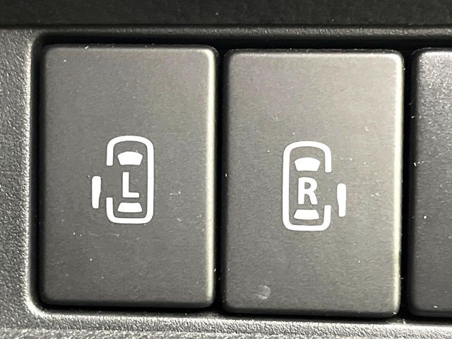【両側パワースライドドア】スマートキーや運転席のスイッチで後席両側スライドドアの開閉が可能♪電動だから力を入れてドアを開ける必要が無く、小さなお子様でも簡単に開け閉めでき快適です♪