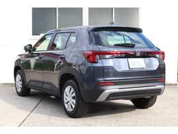 ボリューム感のあるフロントから高い重心が強調されたリアまで、一貫して厚みのあるボディー造形を実現。SUVらしい堂々とした佇まいに。