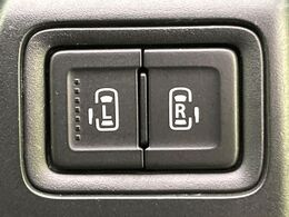 【両側パワースライドドア】スマートキーや運転席のスイッチで後席両側スライドドアの開閉が可能♪電動だから力を入れてドアを開ける必要が無く、小さなお子様でも簡単に開け閉めでき快適です♪