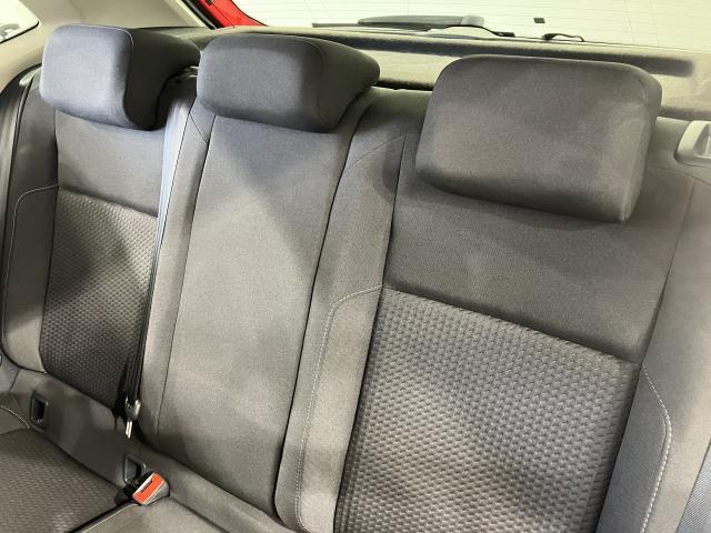 シートは適度な硬さによって長時間の運転でも疲れにくいと定評があります。国産車とは全く違った座り心地ですが、長年培われた欧州の椅子文化をご体感ください。