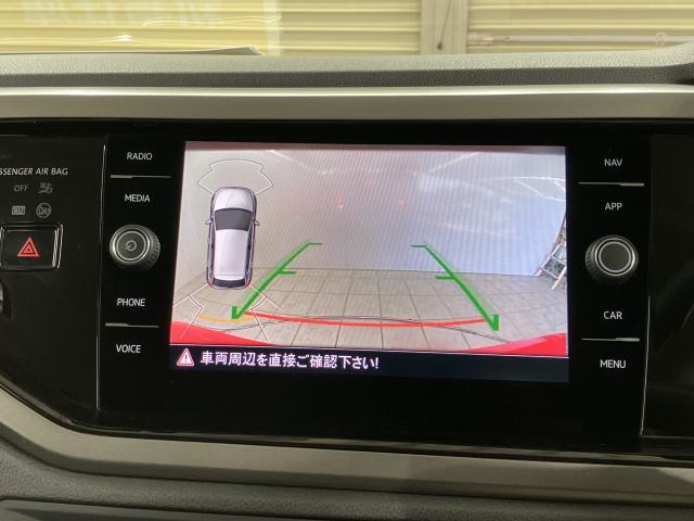ギアをリバースに入れると車両後方の映像を映し出します。画面にはガイドラインが表示され、車庫入れや縦列駐車などの際に安全確認をサポートします。