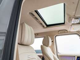 【　カスタマイズ　】ペイント、スモークフィルムなどでナイトパッケージの仕様を再現したり、フロントグリルを別モデルのものに替えてみたり。ホイールやキャリパーのペイントも個性を魅せられるポイントのひとつ。