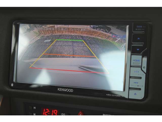 【バックカメラ】駐車時に全方向がリアルタイム映像で確認できます。大型商業施設や立体駐車場での駐車時や、夜間のバック時に大活躍！運転スキルに関わらず、今や必須となった装備のひとつです！