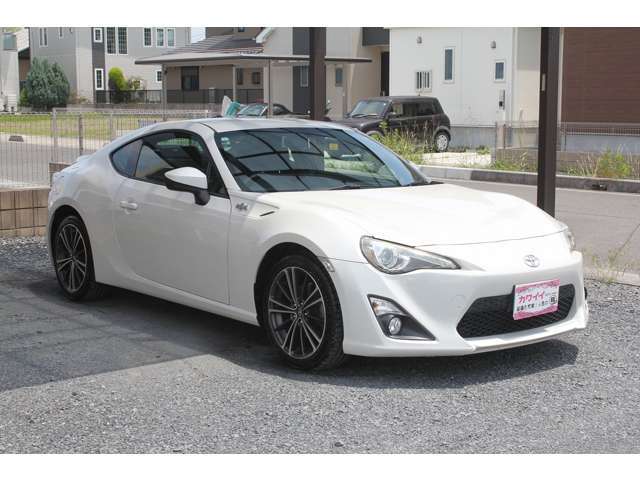 これからの時期にぴったりなお車86が入庫いたしました！人気色のパールホワイトでライトなカスタムもしてあります！スマートキーやナビなど装備も充分な1台ですのでお問い合わせをお待ちしております！