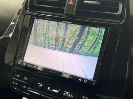 【バックカメラ】駐車時に後方がリアルタイム映像で確認できます。大型商業施設や立体駐車場での駐車時や、夜間のバック時に大活躍！運転スキルに関わらず、今や必須となった装備のひとつです！
