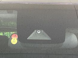 【トヨタセーフティセンス】走行中に前方の車両等を認識し、衝突しそうな時は警報とブレーキで衝突回避と被害軽減をアシスト。より安全にドライブをお楽しみいただけます。