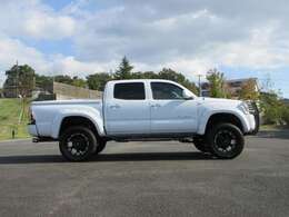 リフトアップ　社外足回り＆20インチAW＆オーバーフェンダー　社外グリルガード付きです