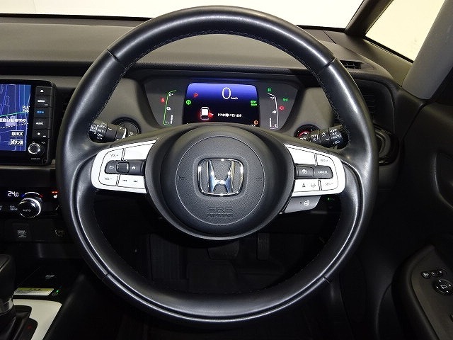 ハンドル左側にはオーディオ操作が出来るオーディオリモートコントロールスイッチ、右側にはHonda SENSINGとオートクルーズコントロールのスイッチを装備！